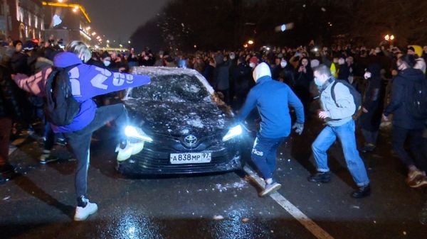 "Видел, кто кинул? Запомни эту мразь": как ОМОН разгонял акцию в поддержку Навального под градом снежков