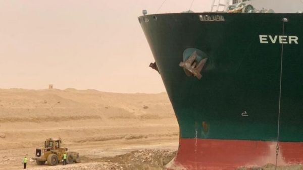 В Суэцком канале село на мель гигантское судно. Образовалась пробка из десятков судов