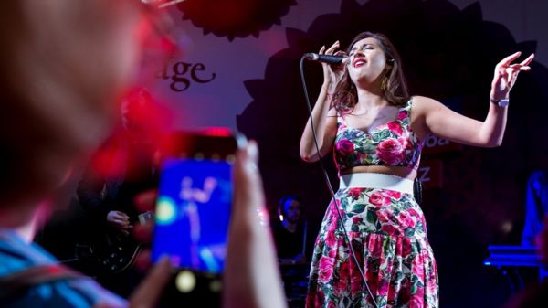 Дайджест: Букингемский дворец думает, как ответить на интервью Меган и Гарри; привитые в США снимут маски