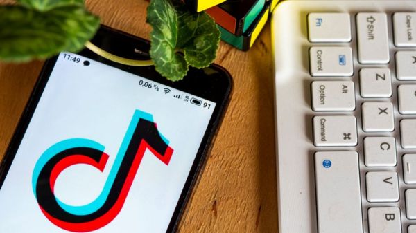 Власти России предупредили о призывах к суициду в TikTok. Что об этом известно