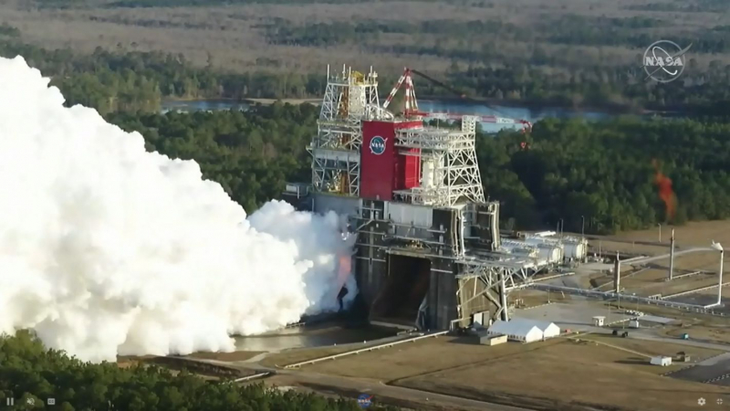 NASA провели огневые испытания двигателей ракеты для полета к Луне