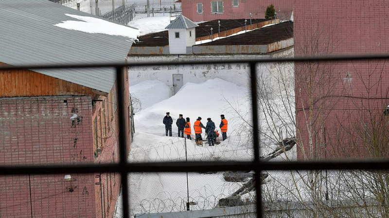 ФСИН заверила, что Навальный в колонии получает всю «необходимую помощь». К политику не пускают врачей