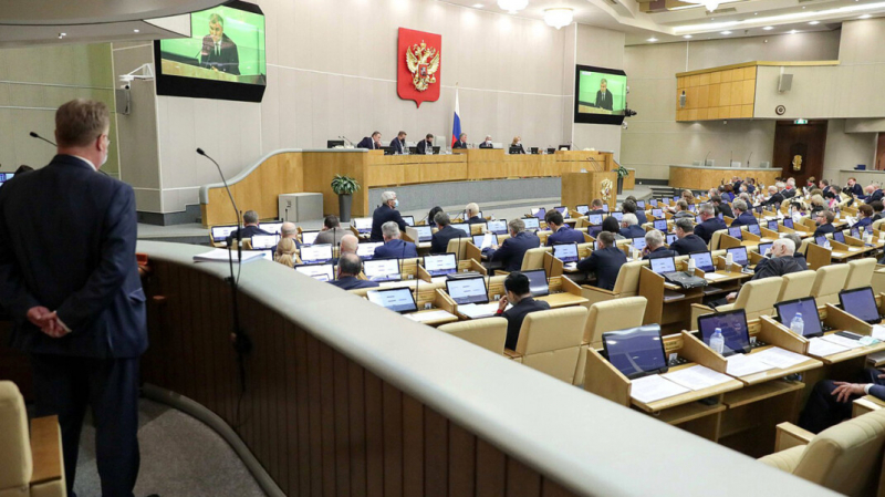 Госдума одобрила отмену предельного возраста для госслужащих, назначаемых президентом. Это предложил Путин