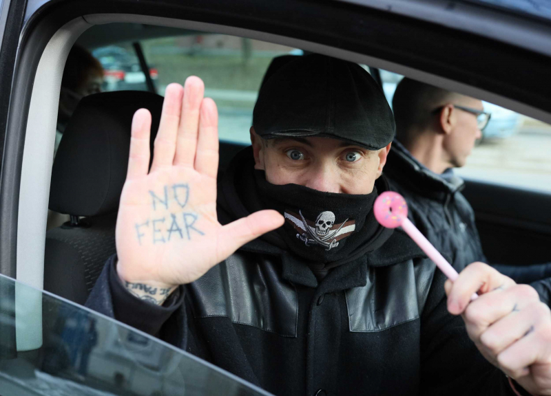 Гродненский музыкант Банцер за танец в стрингах перед автозаком получил полтора года ограничения свободы