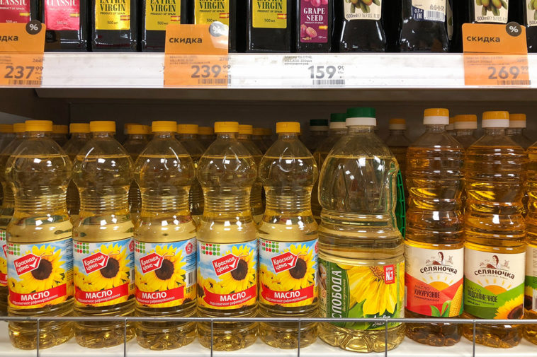 «Известия»: ретейлеры столкнулись с проблемами при закупках сахара и масла