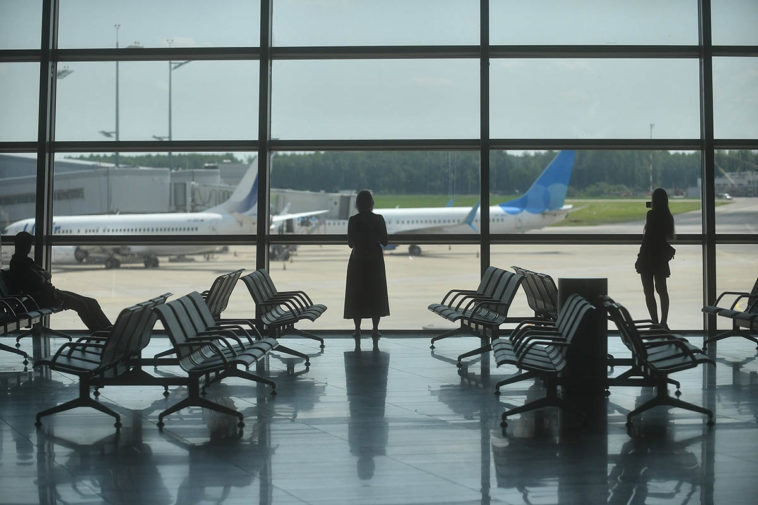 “Коммерсантъ”: за год авиабилеты из России за рубеж подорожали в полтора раза