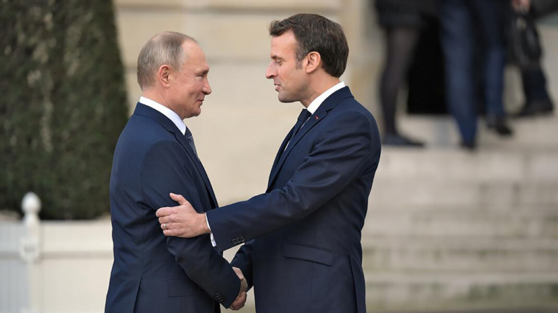 Кремль не согласился со словами Макрона о «новом типе мировой войны» из-за российской вакцины