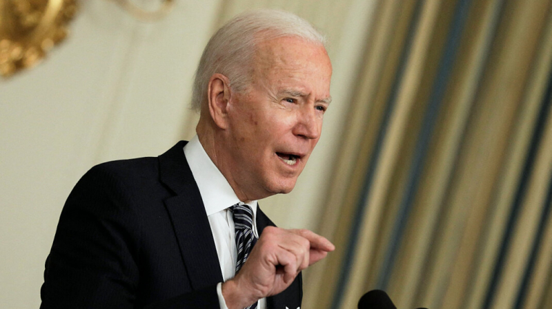 Курс рубля резко упал к доллару и евро после слов Байдена про «Путина-убийцу»