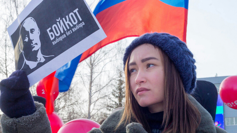 Мать бывшего координатора штаба Навального пригрозили уволить из школы за участие в митинге