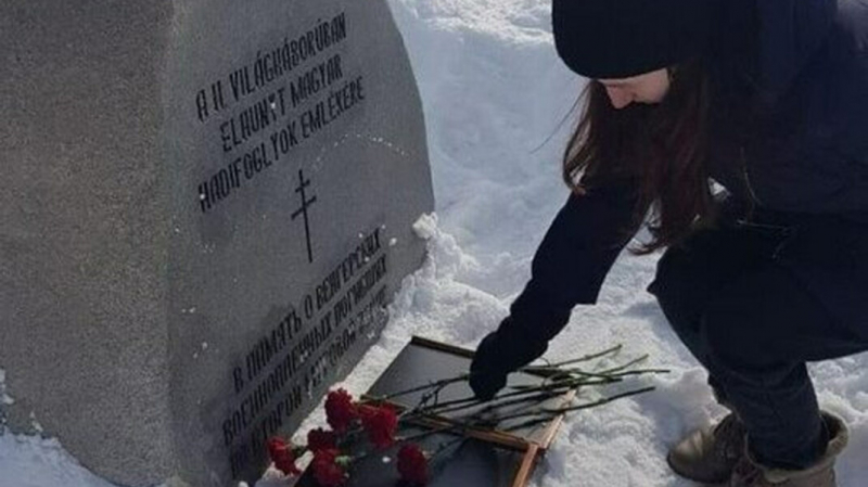 Молодые оренбургские единороссы возложили цветы к захоронению союзников нацистов