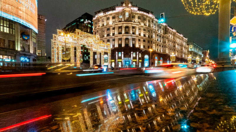 Московские власти решили не убирать новогоднюю иллюминацию с улиц до апреля