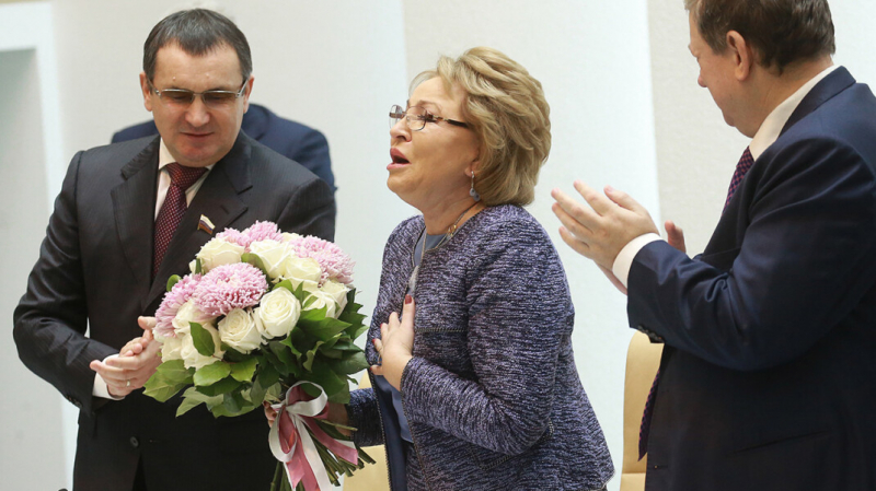 «Мужчины недовольны»: Матвиенко пожаловалась, что цены на цветы перед 8 марта «кусаются»
