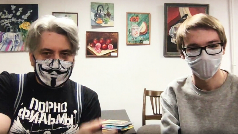 На депутата в Петербурге пожаловались в органы из-за футболки с рок-группой «Порнофильмы»