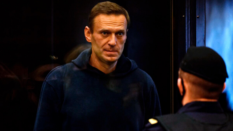 «На наших глазах страдает человек». Российские врачи призвали власти немедленно оказать помощь Навальному