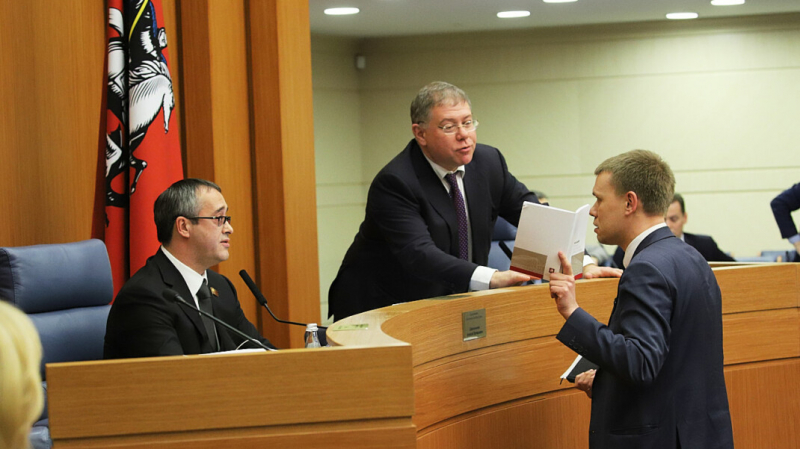 Наказания депутатов за участие в митингах обсудят на заседании Мосгордумы. Крупные штрафы выписали оппозиции