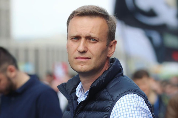 Навальный потребовал допустить к нему врача и прекратить пытки бессонницей