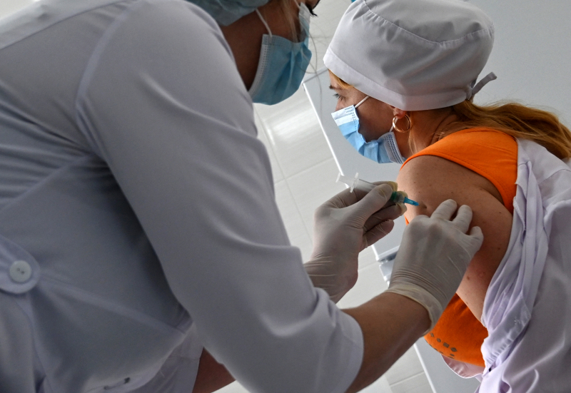 "Нет данных, что эта вакцина вызывает осложнения, которые ей приписывают". Почему в ЕС приостановили вакцинацию AstraZeneca