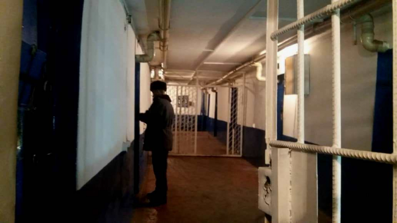 "Нет машины, не можем тебя отправить". Как лечили больных с подозрением на коронавирус в колониях Кыргызстана