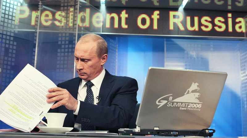 «Никуда не деться». Путин пообещал подумать над созданием своего видеоблога