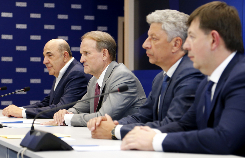 "Новая газета" сообщила о российских паспортах украинских депутатов Козака и Кузьмина, соратников Медведчука