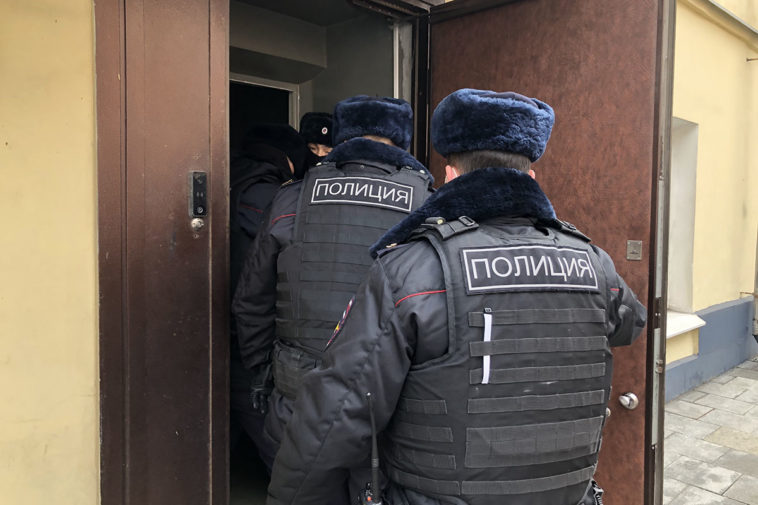 Обыски в “Открытой России” и “МБХ медиа” проходят в рамках дела о “нежелательной организации”