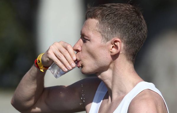 Организм человека оказался гораздо экономнее приматов в потреблении воды