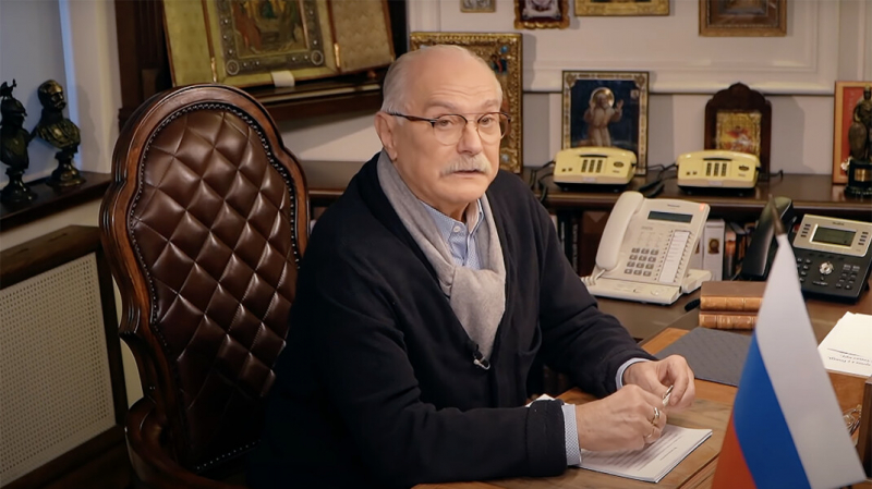 Передачу Михалкова спустя год вернут на «Россию 24». Её сняли с эфира после эпизода о «чипировании»