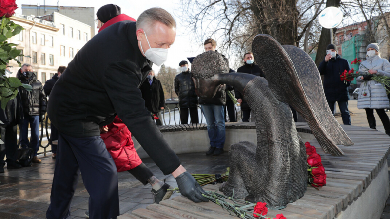 Петербургские власти открыли памятник погибшим в пандемию врачам «в тайне» от его инициаторов