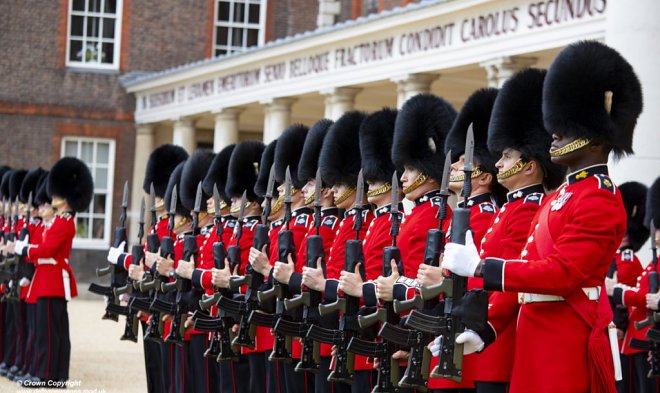 Почему британские гвардейцы носят такие странные шапки
