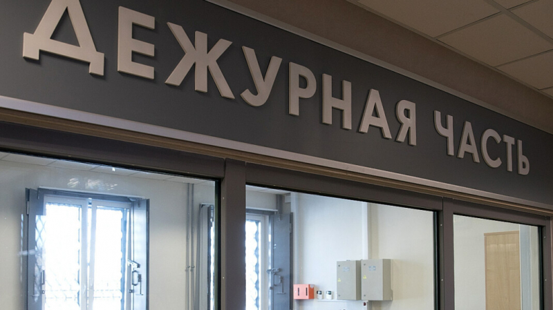 Полицейский, обвиняемый в халатности из-за убийства девушки, пытался отправить к ней экипаж