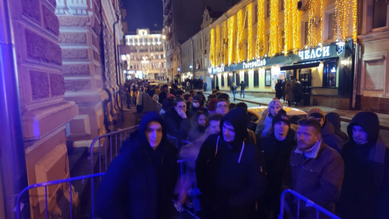 Предполагаемая третья дочь Путина сыграла диджейский сет в модном московском клубе в сопровождении охраны