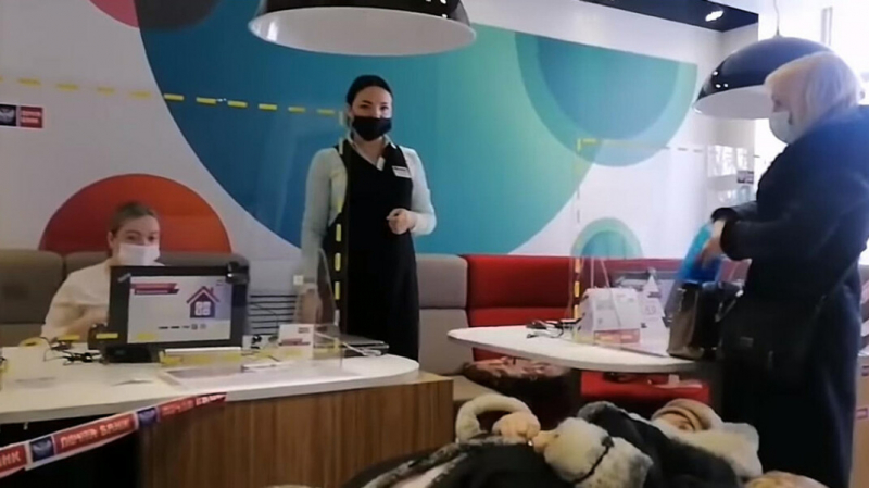 Прокуратура начала проверку «Почта Банка» из-за инцидента с пенсионеркой на носилках