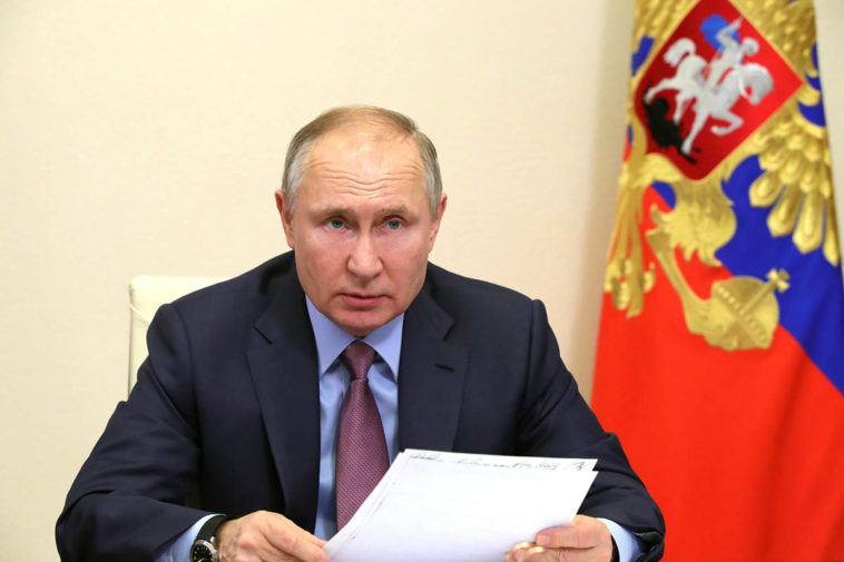 Путин поручил определить орган по выработке политики в сфере защиты семьи и детей