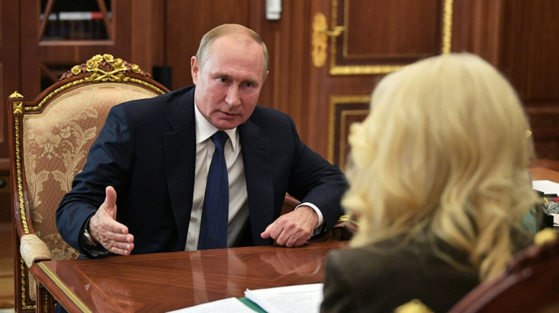 Путин поручил вручить госнаграды разработчикам российских вакцин от коронавируса