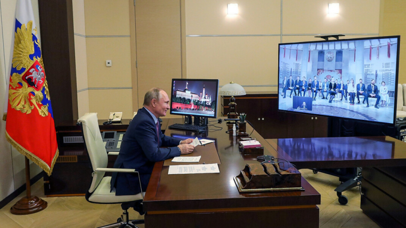 Путин предложил превратить госконкурс «Учитель года» в реалити-шоу длиной в год
