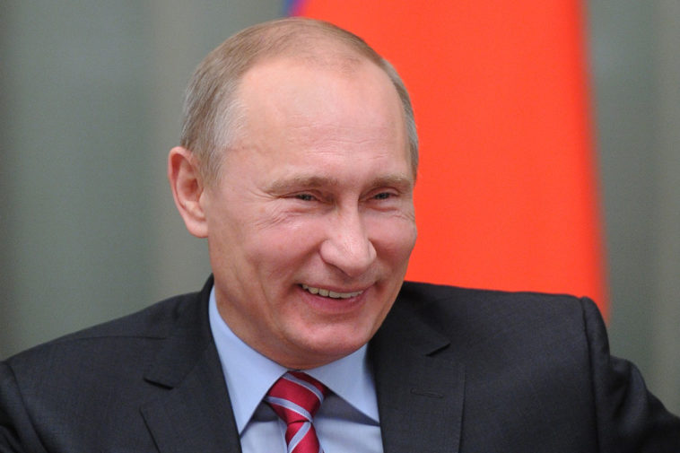 Путин в поздравлении с 8 марта заявил, что роль женщины – в сбережении “истинных ценностей”