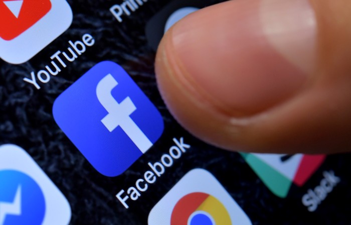 Роскомнадзор потребовал от Facebook снятия блокировки с материалов СМИ