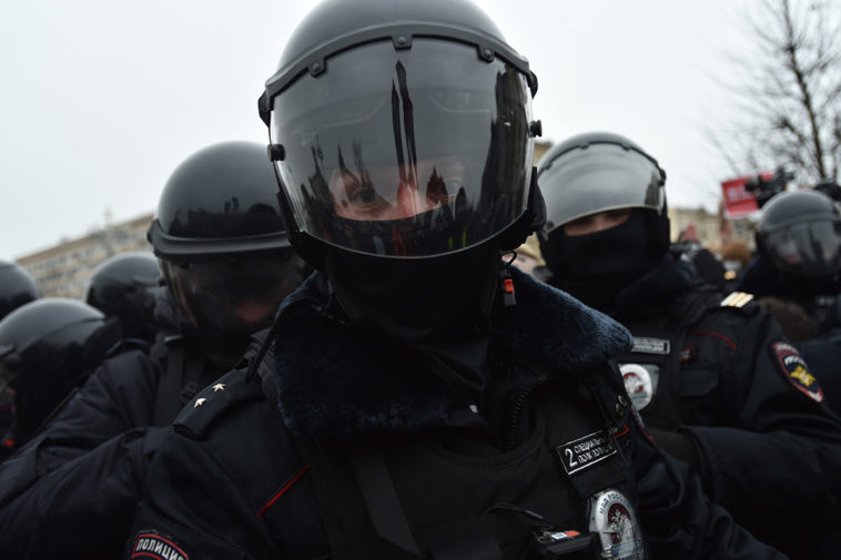 Россияне заявили, что политики и полицейские получают неоправданно высокую зарплату