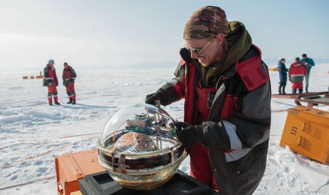 Российские физики сбросили на дно Байкала глубоководный телескоп 
