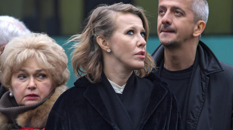 «С мамой у меня сложные отношения». Собчак ответила на слова сенатора Нарусовой о «бомжового вида» пикетчиках