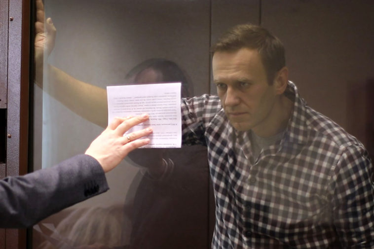 С Навального взыскали 500 тысяч рублей по иску Пригожина из-за слов “ворюга” и “тухлятина”