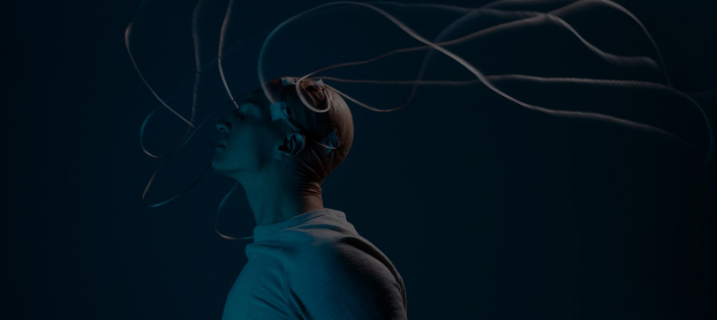 Считывает сигналы мозга: Facebook представила браслет для управления дополненной реальностью