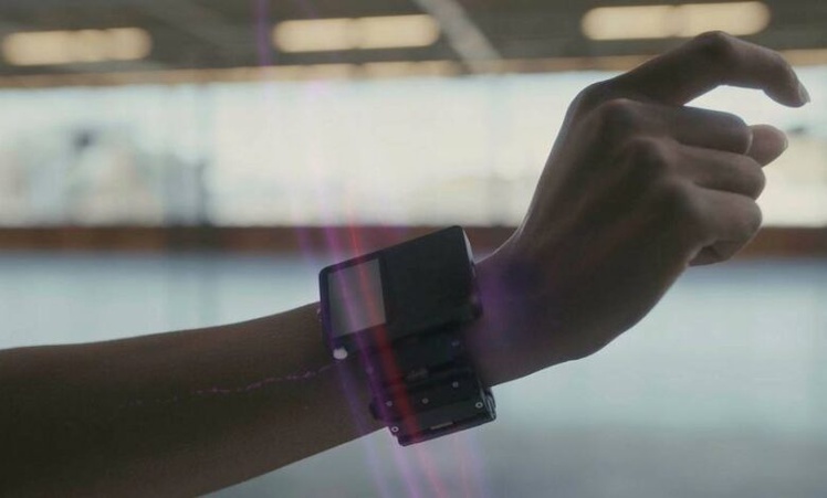 Считывает сигналы мозга: Facebook представила браслет для управления дополненной реальностью