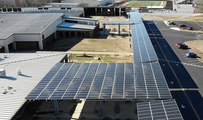 Школа в Арканзасе перешла на солнечную энергию и сумела повысить зарплату учителям на 30% 