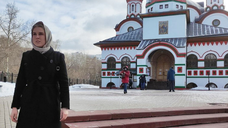 Соболь под домашним арестом разрешили водить ребёнка в школу и ходить в храм