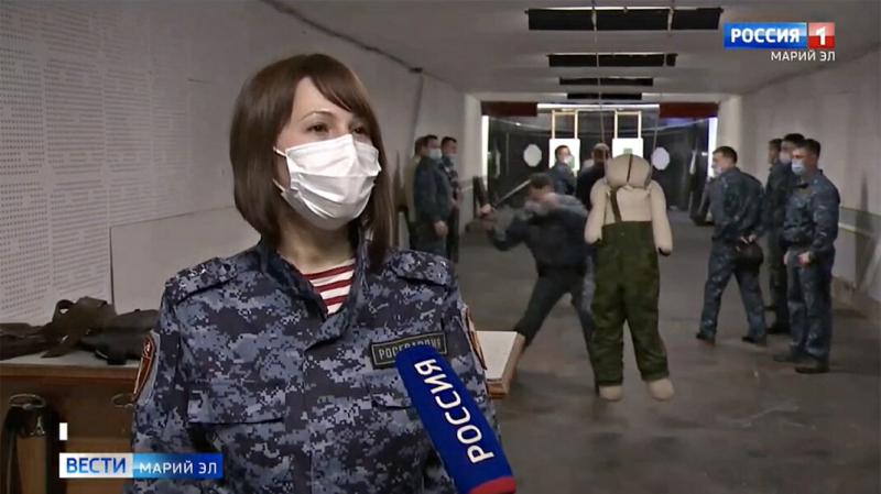 Сотрудница Росгвардии рассказала о мечте «работать с людьми» на фоне избиения манекена дубинкой