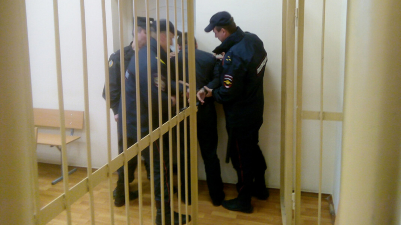 «Срок за пинок»: в России вынесли первый приговор после акции в поддержку Навального