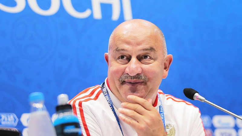 Тренер сборной России по футболу и персонал получают премию в 20 млн рублей за победу в тренировочном матче