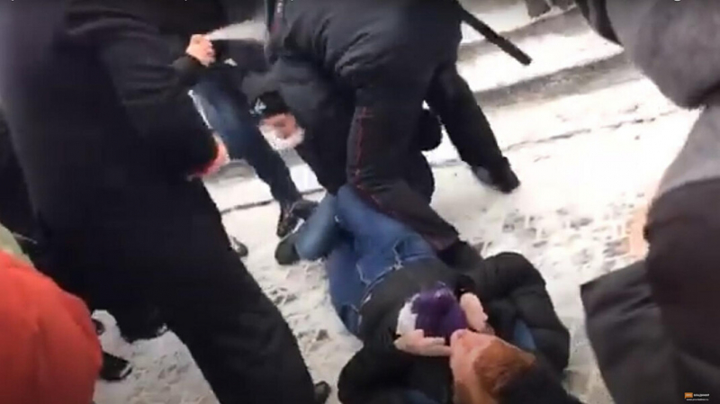 Участник акции за Навального, распыливший перцовый баллончик в лицо полицейскому, получил три года колонии