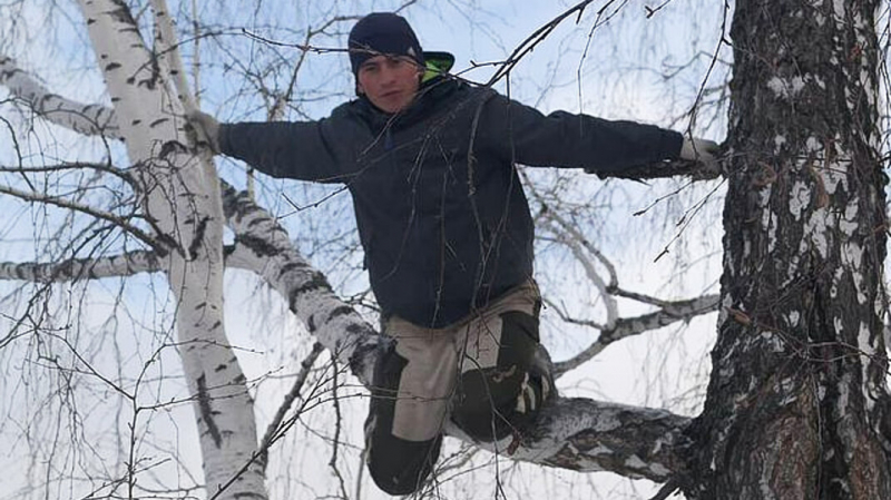 В деревне под Омском, где студент залезал на березу в поисках интернета, установили вышку связи
